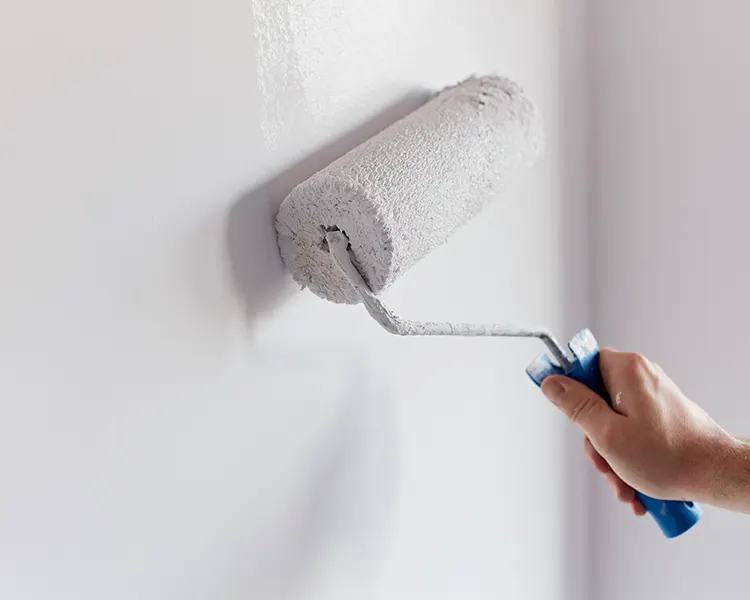 Peindre un mur au rouleau